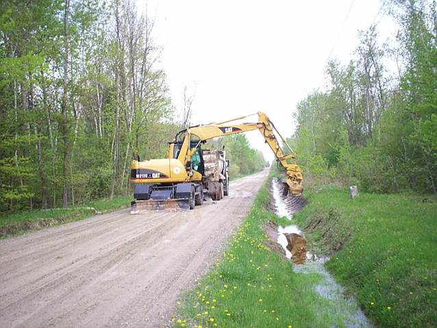 Picture of a machine fixing a ditch